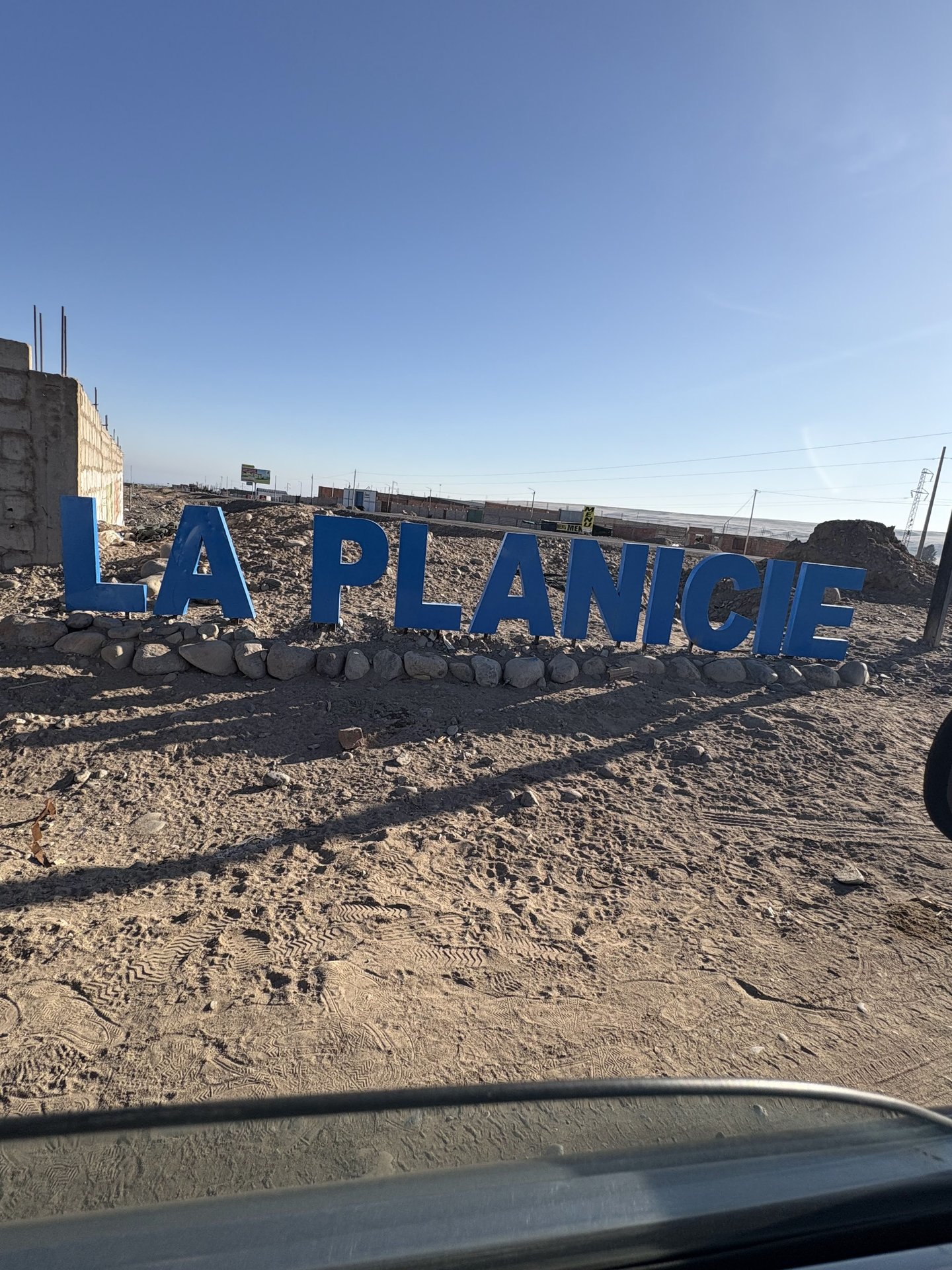 Entrada monumental con letras gigantes LA PLANICIE en Tacna
